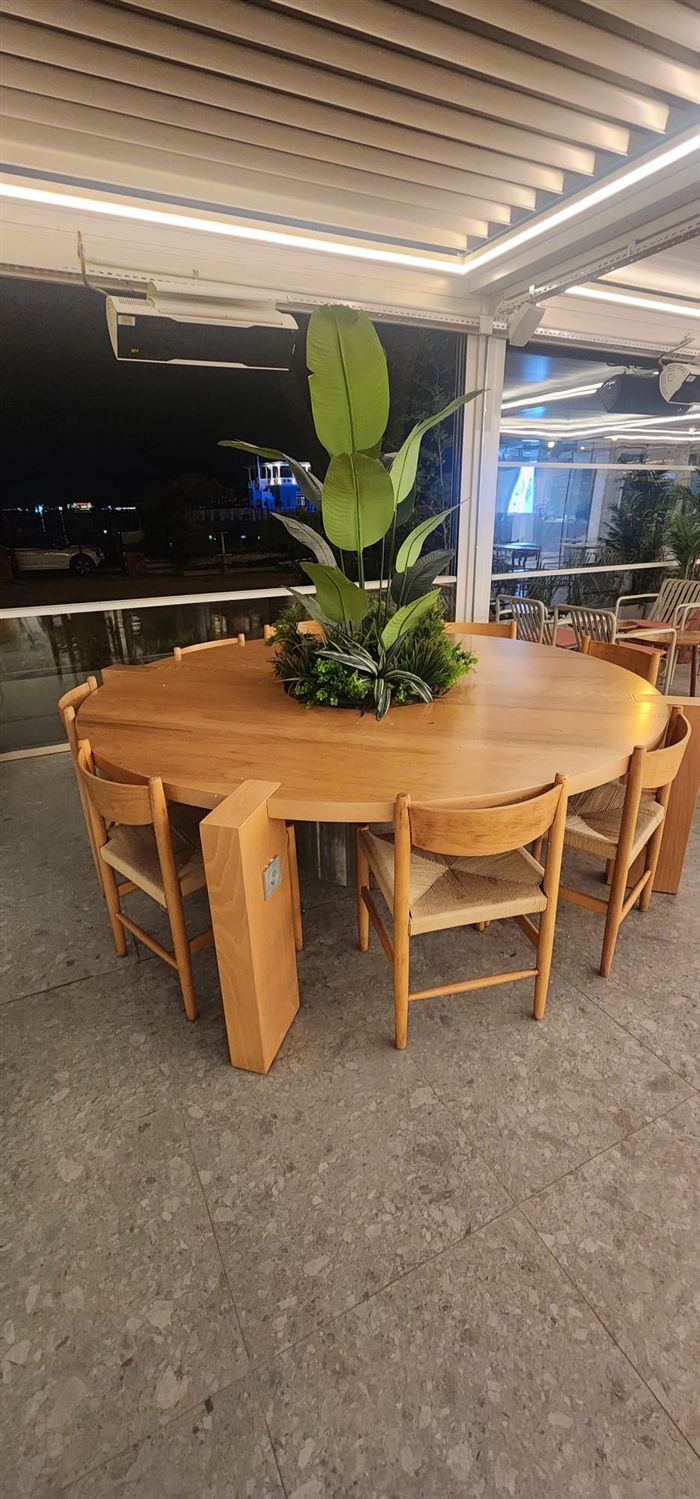 Nevada Coffee Moda'da büyük yuvarlak masa
