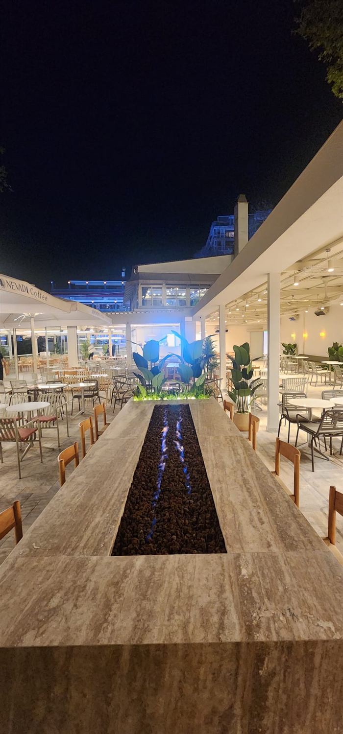 Nevada Coffee Moda'nın akşam terası